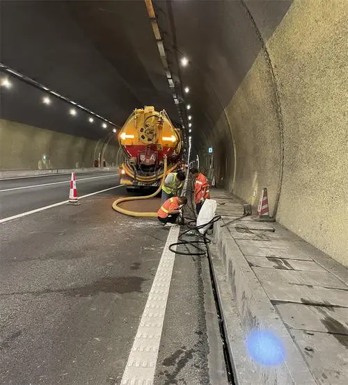 明光隧道排水渠清淤